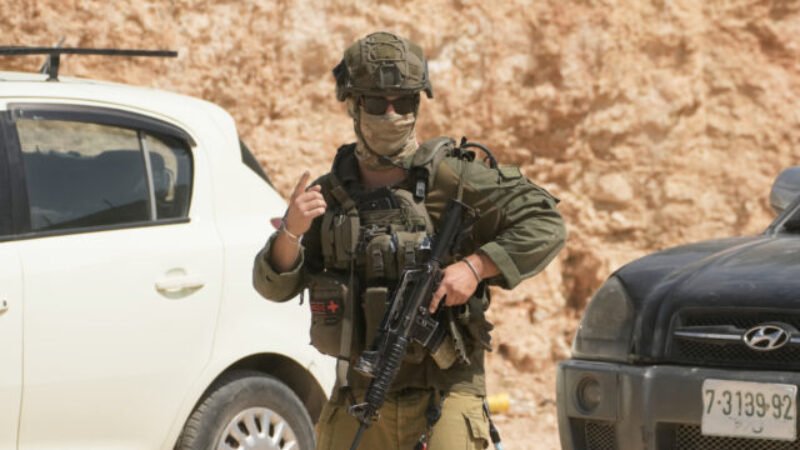 Desiatky izraelských osadníkov zaútočili na palestínsku dedinu Qusra