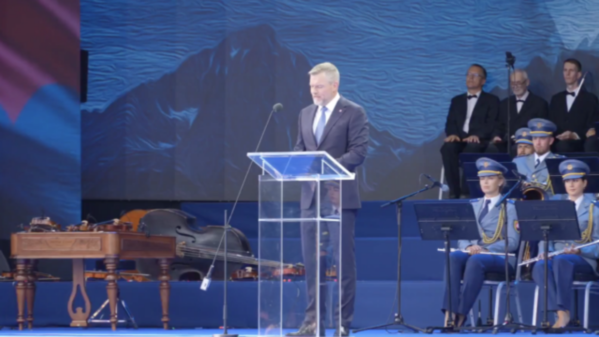 Pellegrini na oslavách SNP: Odkaz povstania nás aj dnes zaväzuje brániť ľudskosť a odmietať extrémizmus – VIDEO