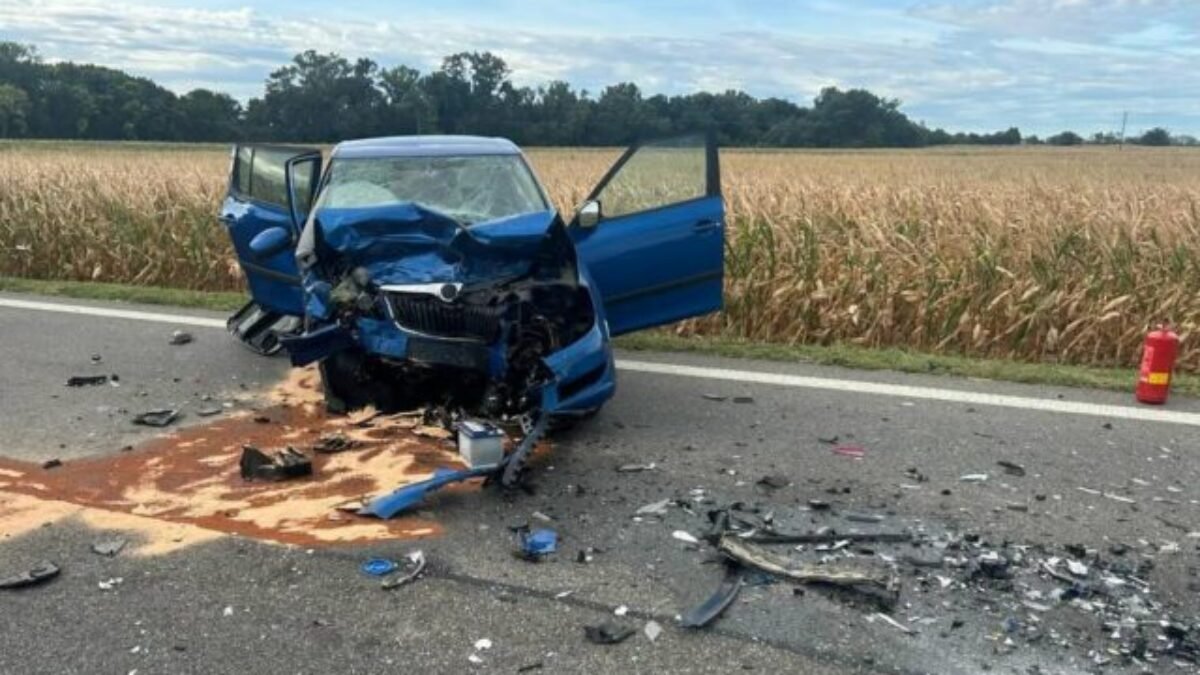 Tragická nehoda pri Rusovciach. Pri čelnej zrážke troch áut zomrel človek, ďalší utrpel ťažké zranenia – FOTO