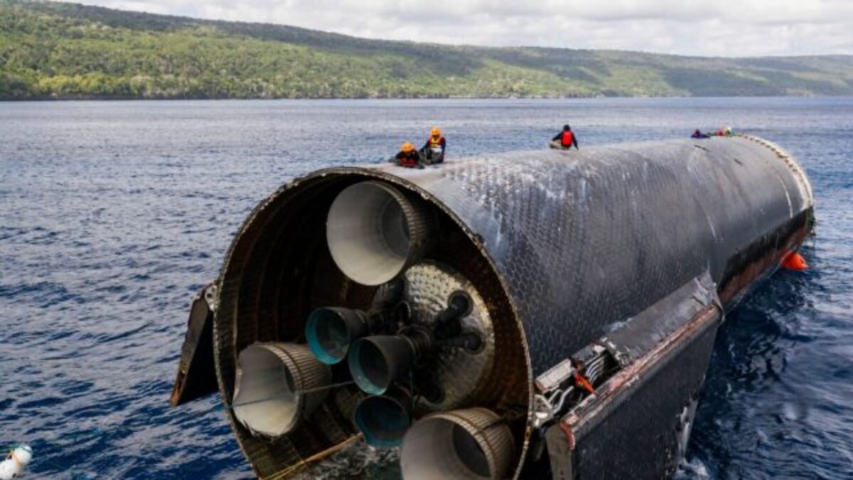 Top foto dňa (28. august 2026): Kontrola lode Starship, čiastočné zatmenie Mesiaca a spájanie teleskopu