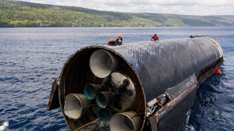 Top foto dňa (28. august 2026): Kontrola lode Starship, čiastočné zatmenie Mesiaca a spájanie teleskopu