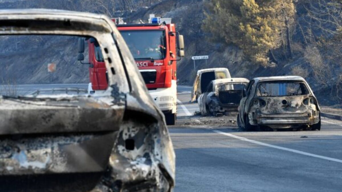 Slovenskí policajti pomáhajú dovolenkárom po požiari v chorvátskom Omiši – VIDEO
