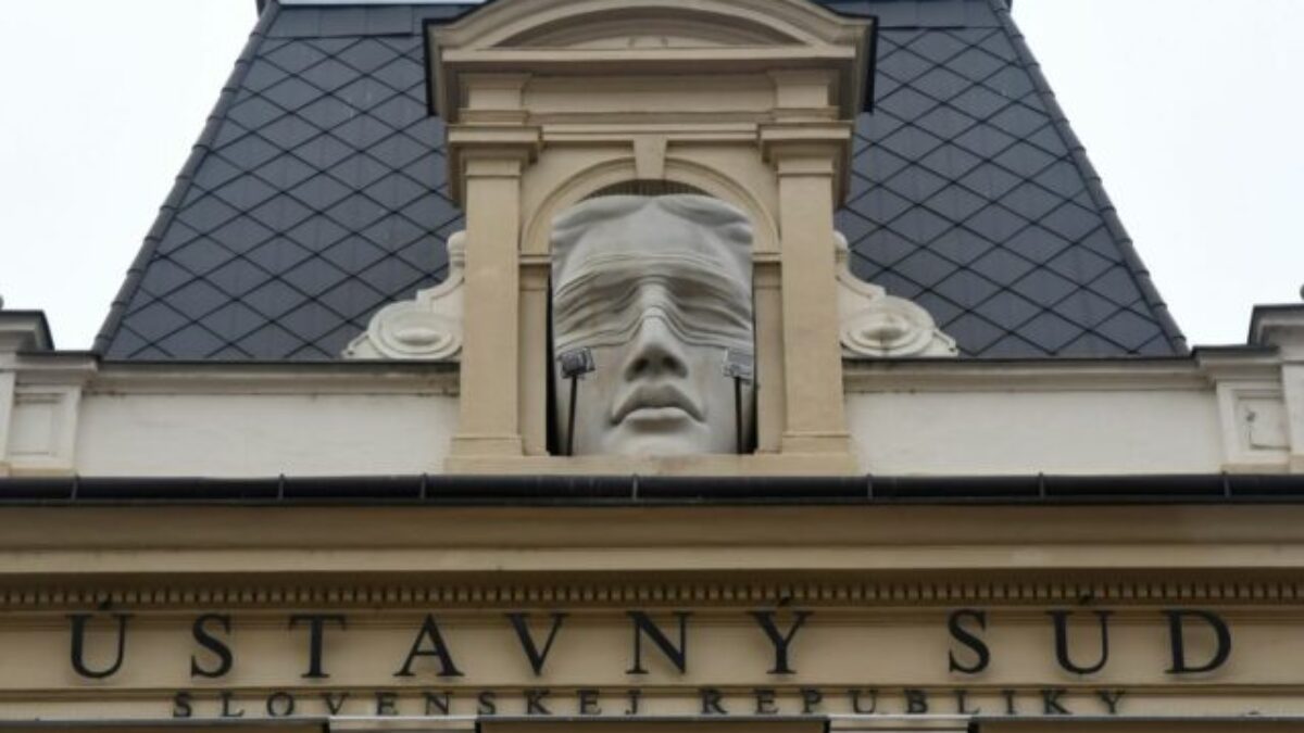 Ústavný súd sa obrátil na Európsky súdny dvor s prejudiciálnou otázkou, týka sa manželstiev osôb rovnakého pohlavia