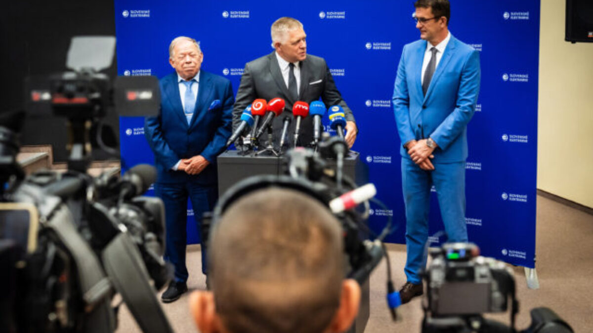Top foto dňa (17. august 2026): Domáca politika, umelecká inštalácia, trh rodinných domov a Deň psov