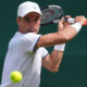 Skončil a zároveň pokračuje. Semifinalista Wimbledonu strelil 2 góly pri futbalo...