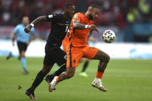 Holanďan Depay súhlasil so znížením platu, aby zostal v brazílskom tíme Corinthi...
