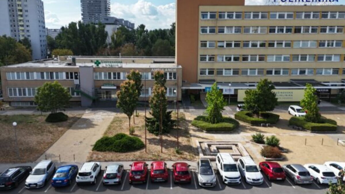 Top foto dňa (19. august 2026): Budúca 24-hodinová lekáreň, Trumpov heliport, útok na Kyjev a robotické psy