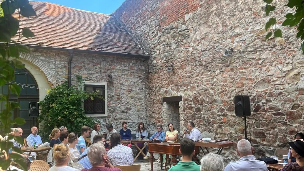 Kultúrne centrum Modra: Ďakujeme vám za prekrásne ukončenie 21. ročníka festivalu HUDBA MODRE Raňajkami s komornou hudbou na NeTradičnom cimbale v nádherných priestoroch dvora za kaviarňou Cuvée_modra .