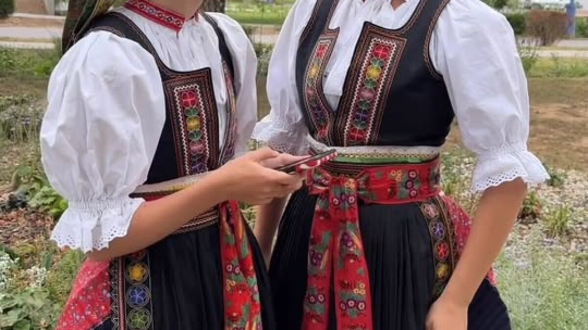 Mesto Dubnica nad Váhom: Na najväčší folklórny sviatok v našom regióne vás srdečne pozýva aj náš dubnický Folklórny súbor VRŠATEC! Okrem neho sa môžete tešiť napríklad aj na folklórny súbor KUD Jane Sandanski z Macedónska, Vo