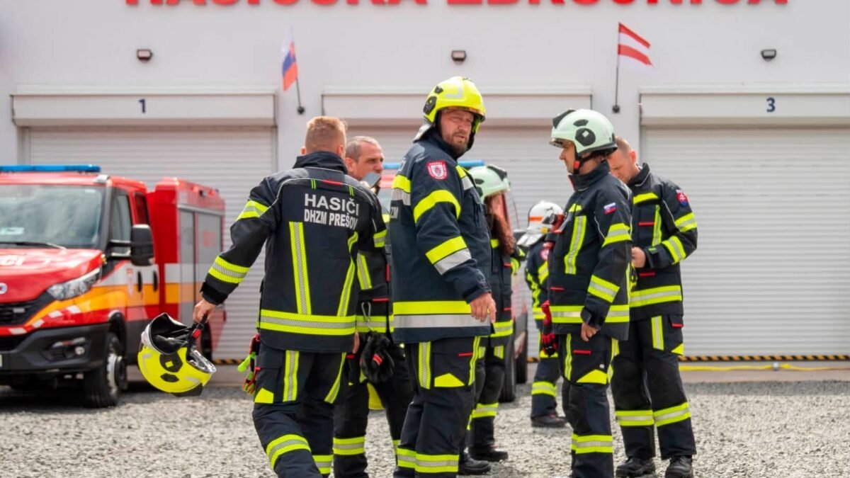 Mesto Prešov: PREŠOVSKÝM DOBROVOĽNÝM HASIČOM SME SLÁVNOSTNE ODOVZDALI KOMPLETNE VYNOVENÚ HASIČSKÚ ZBROJNICU
