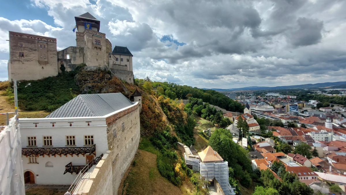 Trenčiansky hrad: Každý hrad by mohol rozprávať nespočet príbehov o mocných rodoch, ktoré ho vlastnili…  Trenčiansky hrad vystriedal za svoju existenciu množstvo významných majiteľov – od kráľov až po obávaných veľmo