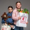 Aby deti neprišli o domov: Adventný kalendár od  Kauflandu pomáha rodinám ohroze...