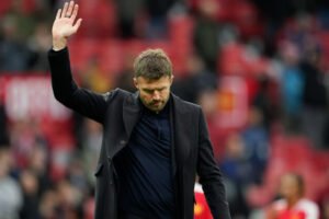 Gary Neville počas krízy Manchestru United varuje, že tréneri občas potrebujú vy...