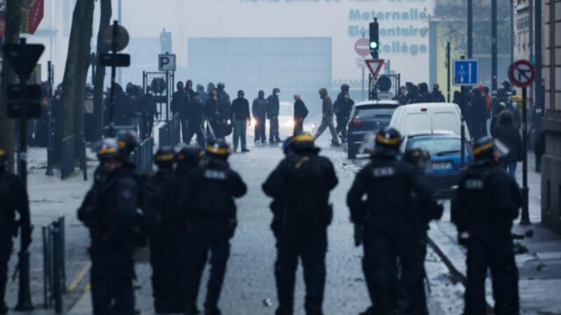 Spoločnosť čelí rastúcej polarizácii. Nepokoje posilňujú krajnú pravicu aj krajnú ľavicu, tvrdí bývalý francúzsky europoslanec