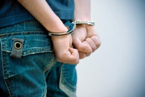 Polícia vzala do väzby dvoch mužov, ktorí nelegálne previedli päť ľudí na Sloven...