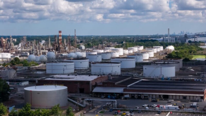 Štáty Európskej únie uvoľnia zo strategických rezerv 42,6 milióna barelov ropy