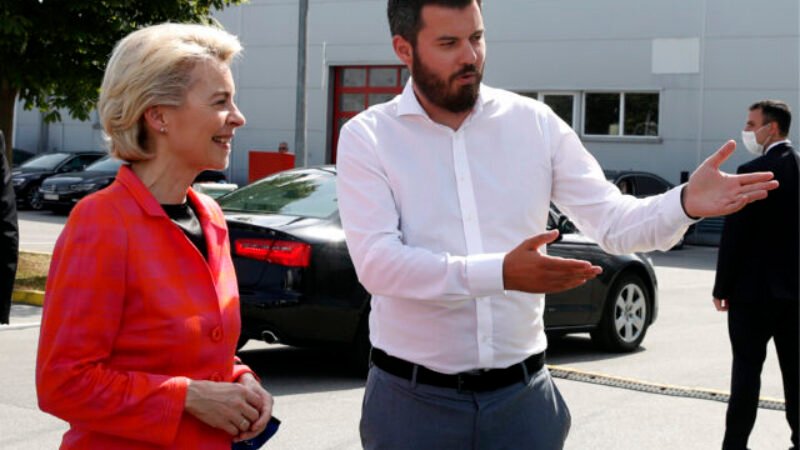 Šéfovi Bugatti ukradli auto za státisíce eur, zlodeja naháňal na pomerne lacnom Porsche
