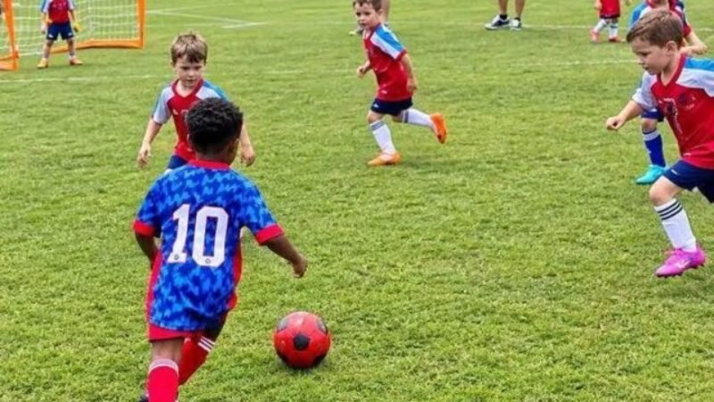 Organizátori ligy pre deti žiadali políciu, aby vyviedla len 3-ročného futbalistu. Údajne bol až príliš dobrý