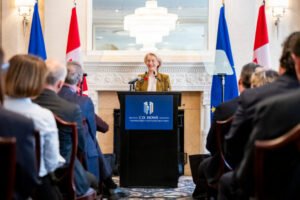 Predsedníčka EK počas návštevy Montrealu dostala milý darček. Dres Slafkovského ...