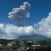 Top foto dňa (29. október 2026): Erupcia sopky, protesty, prípravy na Halloween,...