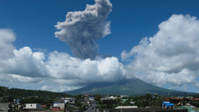 Top foto dňa (29. október 2026): Erupcia sopky, protesty, prípravy na Halloween, výroba sôch bohyne Kálí a summit EÚ – Kanada